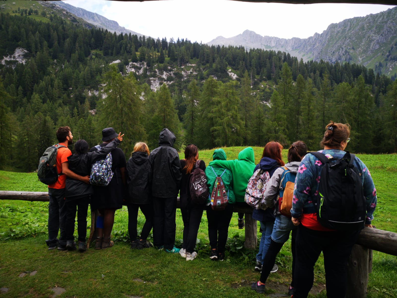 Un gruppo di escursionisti di fronte a un panorama montano